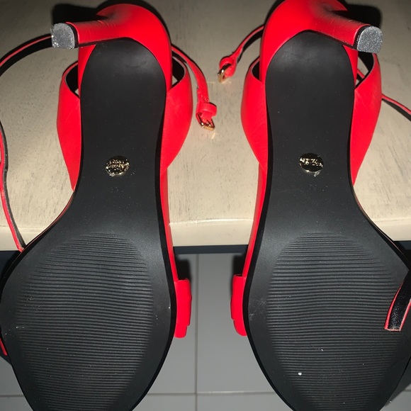 New red strap open toe pumps - Picture 3 of 3